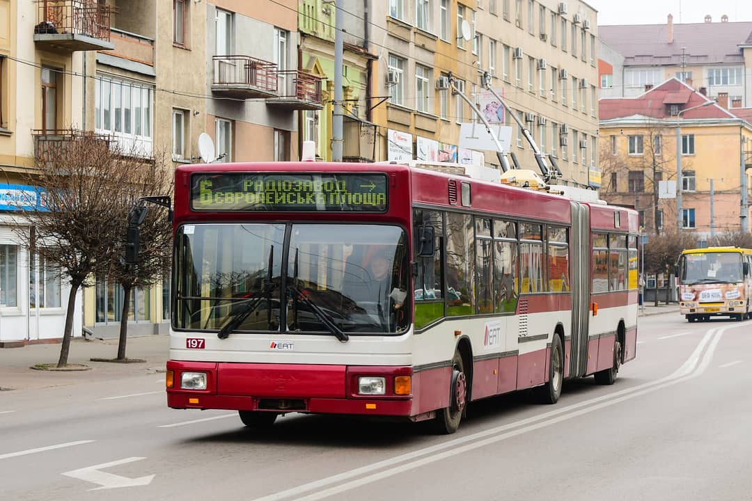 Безготівкова оплата у франківських тролейбусах. Як це працює?